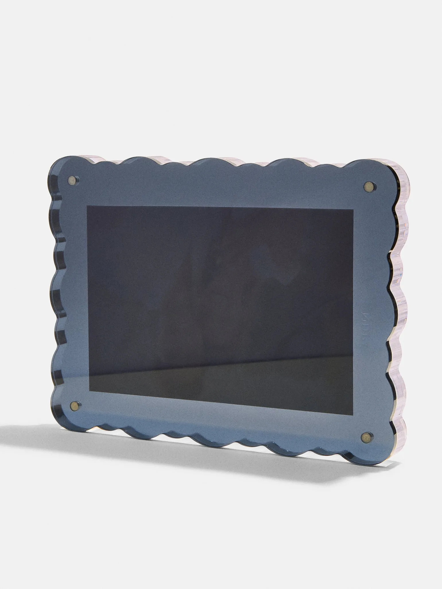 Picture Perfect Horizontal Acrylic Frame - Scalloped Shape